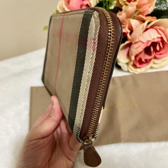 ✨BURBERRY zip wallet✨ - Picture 5 of 14